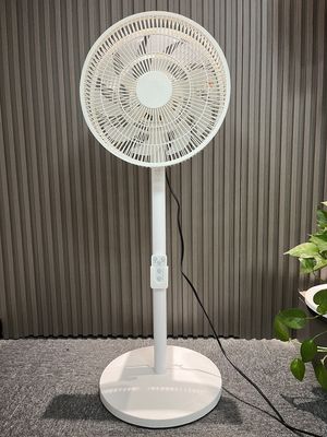 Gezwakke vloerventilator met afstandsbediening en aanraakbediening Installatie op een voetstuk Timer Ja