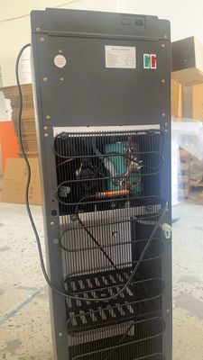 Staande compressor Warm en koud water dispenser met veiligheids slot voor 220V spanning