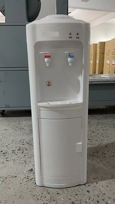 Verticale drinkwaterdispenser met app-gecontroleerde functie